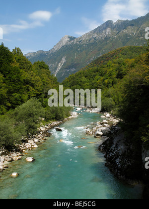 Der Fluss Soca und Tal in der Nähe von Kobarid in Slowenien Stockfoto
