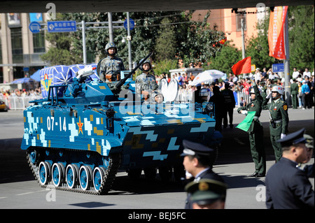 Nachverfolgte Schützenpanzer verlassen die Parade 60. Jahrestag der Volksrepublik China. 1. Oktober 2009 Stockfoto