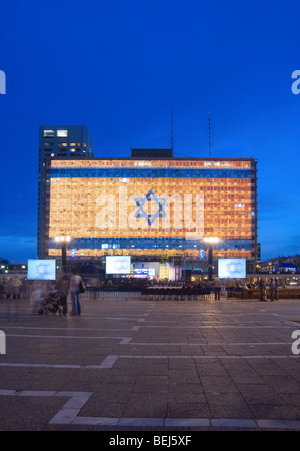 Flagge von Israel erstellt von Glühbirnen auf dem Tel Aviv Gemeinde aufbauend auf Israels 58. Jahrestag. Stockfoto