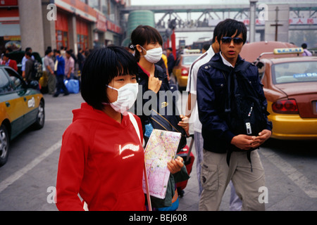 Ein Mädchen und eine Dame tragen Masken zum Schutz gegen schwere Luftverschmutzung in Peking, China. 30 Sep 2009 Stockfoto
