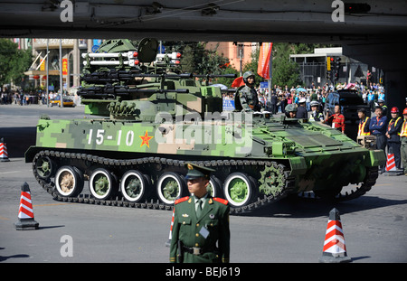 Nachverfolgte Schützenpanzer verlassen die Parade 60. Jahrestag der Volksrepublik China. 1. Oktober 2009 Stockfoto