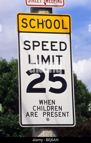 gehorchen sicher Sicherheit schützen Uhr fahren, wenn Kinder warnen Warnung Vorsicht langsam Kinder Kreuz spielen Straße zu Fuß nach Hause zu beschränken Stockfoto