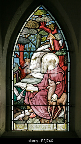 Ein Buntglasfenster von Alex Booker, das Saint Giles mit seinem Symbol eines Hirsches darstellt, St. Giles Church, Houghton St Giles, Norfolk Stockfoto