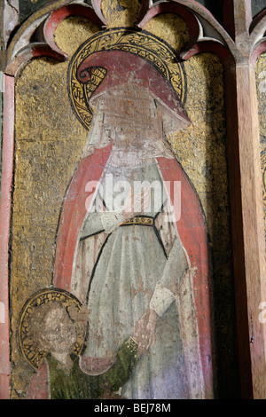 Entstellte gemalte Figur von St. Elizabeth und ihrem Sohn Johannes der Täufer in der Rood-Bildschirm, St. Giles Kirche, Houghton St. Giles, Norfolk Stockfoto