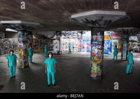 Chirurgische Maske Männer in Graffiti unterirdischen Ort. Stockfoto