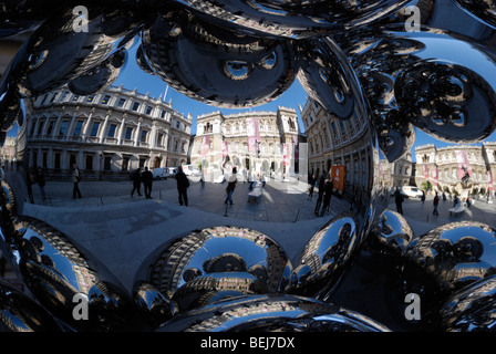 Die Royal Academy of Arts spiegelt sich in einer Skulptur, Piccadilly, London, England, UK Stockfoto