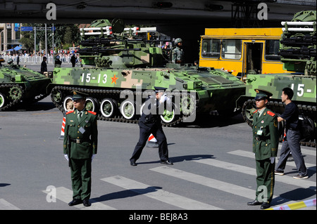 Nachverfolgte Schützenpanzer verlassen die Parade 60. Jahrestag der Volksrepublik China. 1. Oktober 2009 Stockfoto