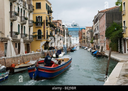 Venedig Italien große Schiffe großes Kreuzschiff im Hintergrund. Massentourismus-Touristen, die auf einem riesigen Kreuzfahrt-Linienschiff ankommen. 2009 2000s HOMER SYKES Stockfoto