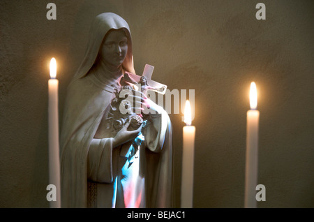 Büste des Heiligen hält ein Kruzifix, das Innere der Kirche. Stockfoto