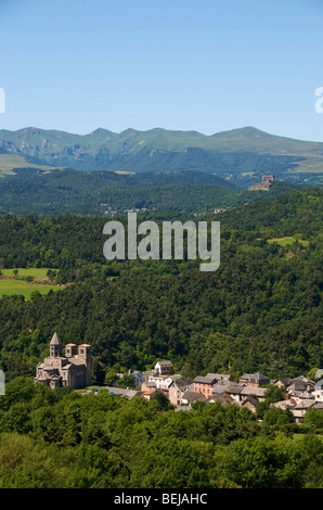 Dorf von Saint-Nectaire in der Auvergne, massiv von der Sancy hinten, Frankreich. Europa. Stockfoto