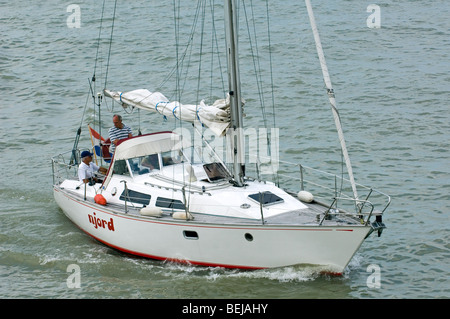 Segelboot in Hafen mit abgesenkten Segel, Belgien Stockfoto