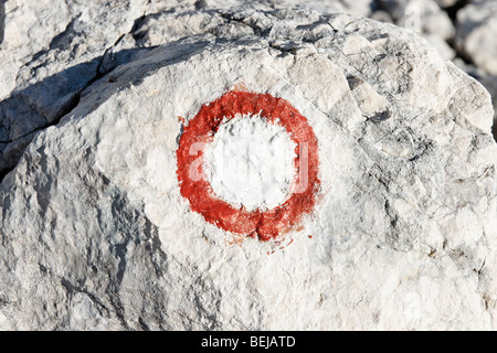 Knafelc Marker. Wanderzeichen verwendet Throughtout Slowenien. Stockfoto