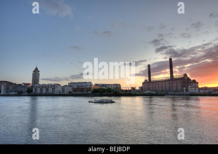 Sonnenuntergang hinter vielen Straße Kraftwerk in Chelsea, London England. Über die Themse gesehen. Stockfoto