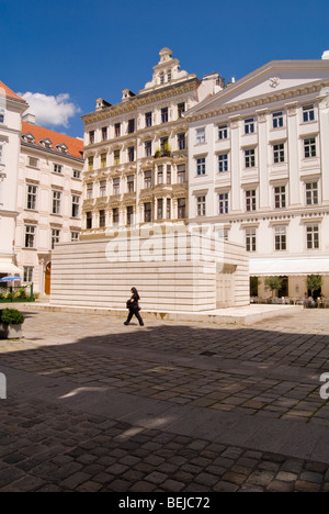 Eine Frau geht vorbei an der jüdischen Holocaust-Mahnmal über die Juden Platz Platz, Wien, Österreich Stockfoto