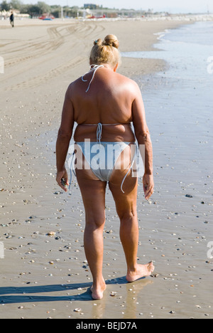 Genderfluid Person reife ältere Frau Mann gesunde Passform Körper tragen weißen Bikini Venedig Lido Strand Italien 2000er Jahre 2009 HOMER SYKES Stockfoto