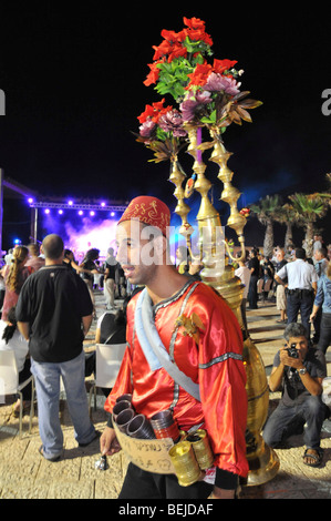 Israel, Acre, Mann in traditioneller Kleidung verkauft Tamarindensaft Stockfoto