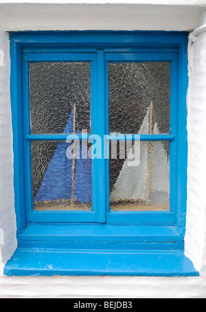Zwei Modell Segelboote auf einen alten blauen gerahmten Fensterbank Stockfoto