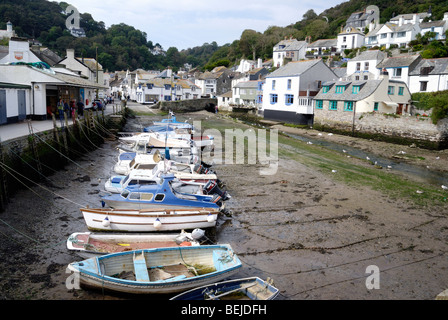 Boote im Hafen von Polperro bei Ebbe geerdet Stockfoto