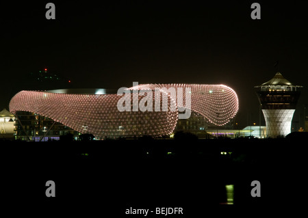 Yas Viceroy Hotel abends beleuchtet auf der Formel-1-Rennstrecke, wo der Grand Prix stattfindet, Yas Island, Abu Dhabi Stockfoto