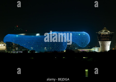 Yas Viceroy Hotel abends beleuchtet auf der Formel-1-Rennstrecke, wo der Grand Prix stattfindet, Yas Island, Abu Dhabi Stockfoto