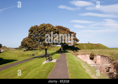 Gehweg entlang der alten Stadtmauer der Grenze um Berwick nach Tweed, Northumberland, England, Vereinigtes Königreich, Großbritannien. Stockfoto