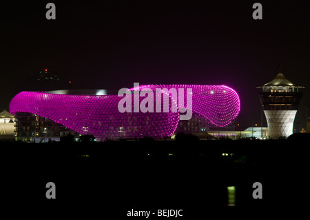 Yas Viceroy Hotel abends beleuchtet auf der Formel-1-Rennstrecke, wo der Grand Prix stattfindet, Yas Island, Abu Dhabi Stockfoto