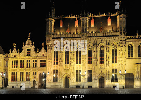 Der quadratische Burg auf die Stadt Brügge / Brugge mit seinen alten Griffy und das Rathaus in der Nacht, West-Flandern, Belgien Stockfoto