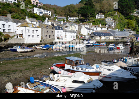 Boote im Hafen von Polperro bei Ebbe geerdet Stockfoto