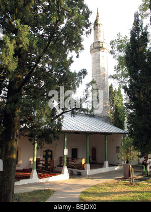 Bosnien und Herzegowina, in der Nähe von Mostar Blagaj. Nationales Denkmal, Careva oder Sultan Sulejman Moschee mit Friedhof. Stockfoto