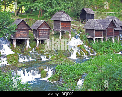 Bosnien und Herzegowina, Bezirk Jajce Stadt. Wassermühlen am Fluss Pliva. Stockfoto