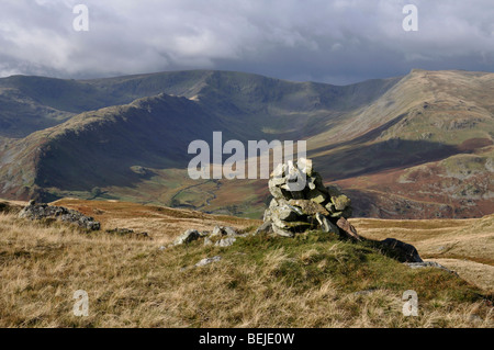 Cairn, Brown Howe, Lake District, England, nach Westen in Richtung High Street-Gipfel Stockfoto