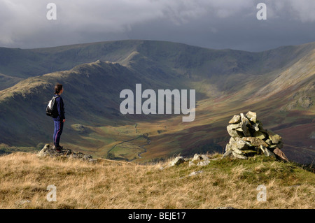 Walker auf Brown Howe, Lake District, England, Blick nach Westen in Richtung High Street Stockfoto