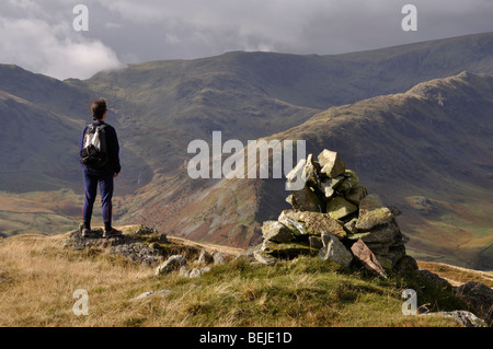 Walker auf Brown Howe, Lake District, England, Blick nach Westen in Richtung High Street Stockfoto