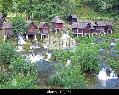 Bosnien und Herzegowina, Bezirk Jajce Stadt. Wassermühlen am Fluss Pliva. Stockfoto