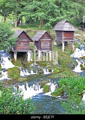 Bosnien und Herzegowina, Bezirk Jajce Stadt. Wassermühlen am Fluss Pliva. Stockfoto