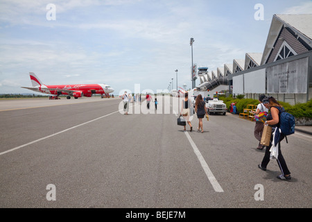 Air Asia Airbus mit Zusteiger entlang der Start-und Landebahn Stockfoto