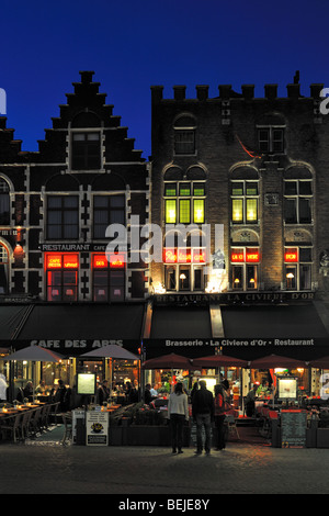 Mittelalterlichen Fassaden des Restaurants auf dem Marktplatz in der Nacht in der Stadt Brügge, West-Flandern, Belgien Stockfoto