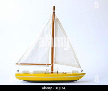 Ein gelbes Modell-Segelboot