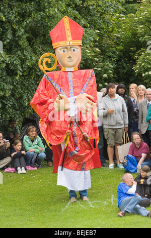 Riesige Bischof Marionette in St Albans Albantide Wallfahrt Stockfoto