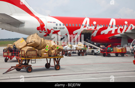 Asien-Airbus Flugzeug gewartet, Gepäckverladung Stockfoto