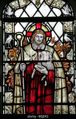 Detail eines Buntglasfensters von J Powell & Sons, das Jesus Christus als guten Hirten darstellt, Cley-next-the-Sea Church, Norfolk Stockfoto