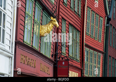 Red Deer Abbildung auf Fassade des hanseatischen Haus am Bryggen, Bergen, Hordaland, Norwegen Stockfoto