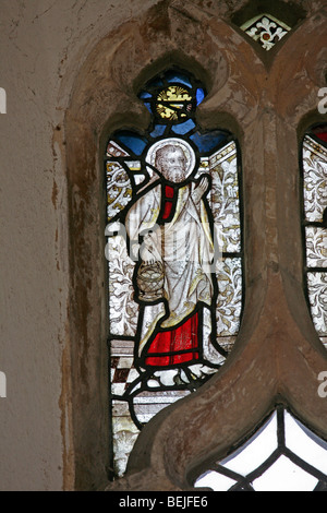 Detail eines mittelalterlichen Buntglasfensters (15. Jahrhundert), das den Apostel Philipp, die Marienkirche, Stody, Norfolk darstellt Stockfoto