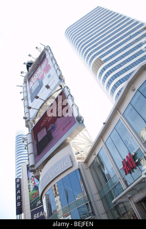 Nachschlagen im Eaton Center in Toronto Stockfoto