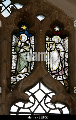 Detail eines mittelalterlichen Buntglasfensters (15. Jahrhundert) mit St. Jude und St. Thomas, St. Mary's Church, Stody, Norfolk Stockfoto