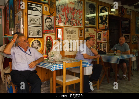 Venedig Italien. Mitglieder der italienischen kommunistischen Partei in ihrem Café-Bar. Stockfoto
