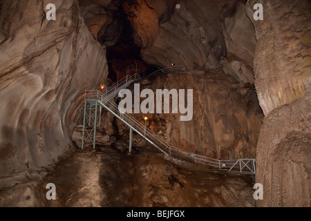 Gua Tempurung Höhle innen mit großen Stalacmite und Gehwege. Stockfoto