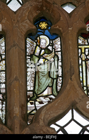 Detail eines mittelalterlichen Buntglasfensters (15. Jahrhundert), das den Apostel Jude, die Marienkirche, Stody, Norfolk darstellt Stockfoto