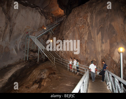 Gua Tempurung Höhle innen mit großen Stalacmite und Touristen auf Gehwegen. Stockfoto