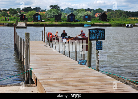 Ruderboot führt Fußgänger über Fluß von Southwold in der Nähe von seitlich zu Walberswick auf der anderen Stockfoto